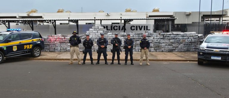 PRF e PM apreendem 5,6 toneladas de maconha na BR-158.jpg