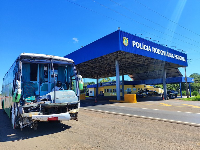 PRF flagra motorista de capacete conduzindo ônibus sem para-brisa na BR-158.jpeg