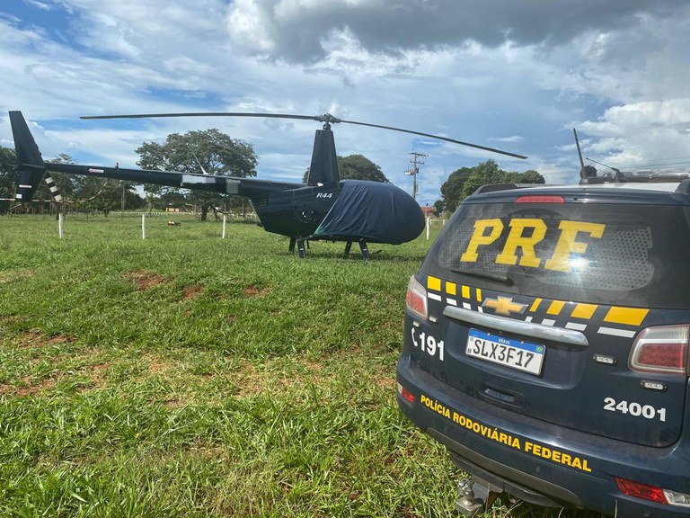 PRF e PC apreendem helicóptero em Paranaíba (MS).jpg