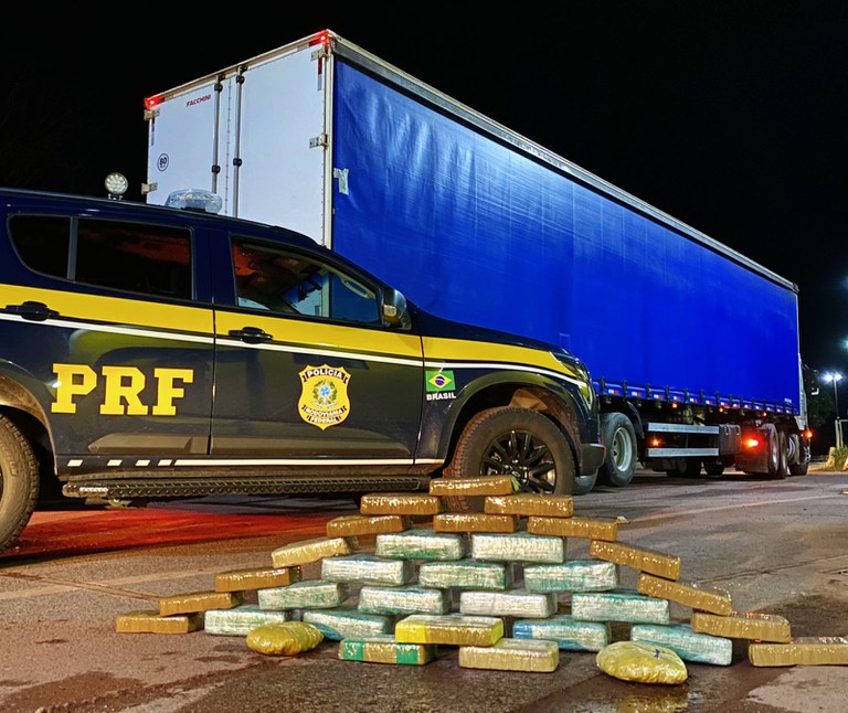 PRF prende casal com cocaína e maconha em Corumbá (MS).jpg