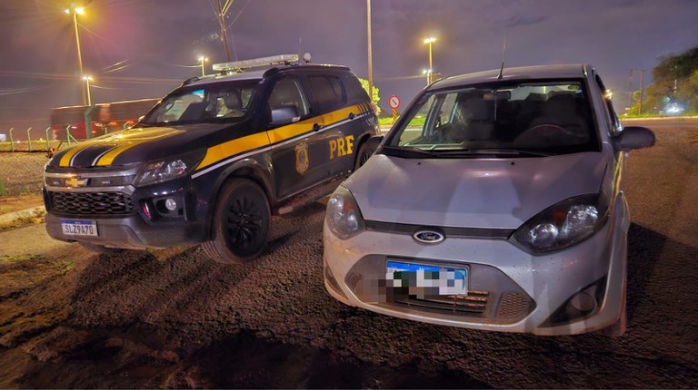 PRF recupera veículo e apreende 2750 maços de cigarro em Campo Grande (MS)