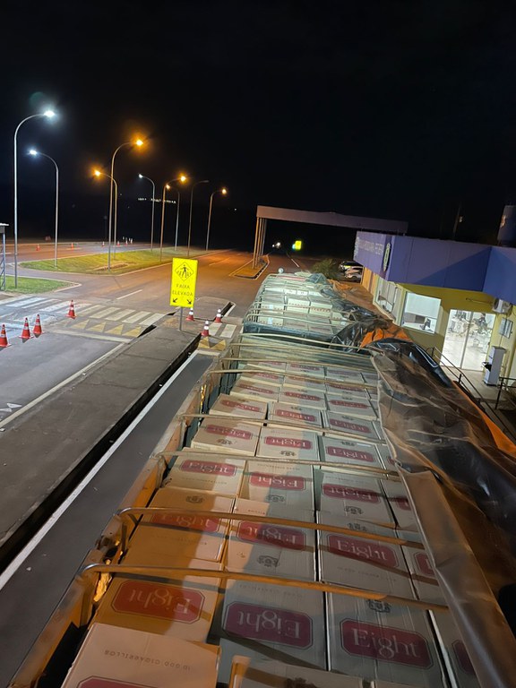 PRF apreende 650 mil maços de cigarros em Ivinhema (MS)