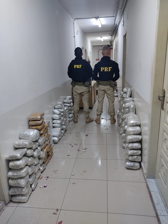 PRF apreende 205 Kg de maconha e 20 Kg de cloridrato de cocaína em Corumbá (MS)