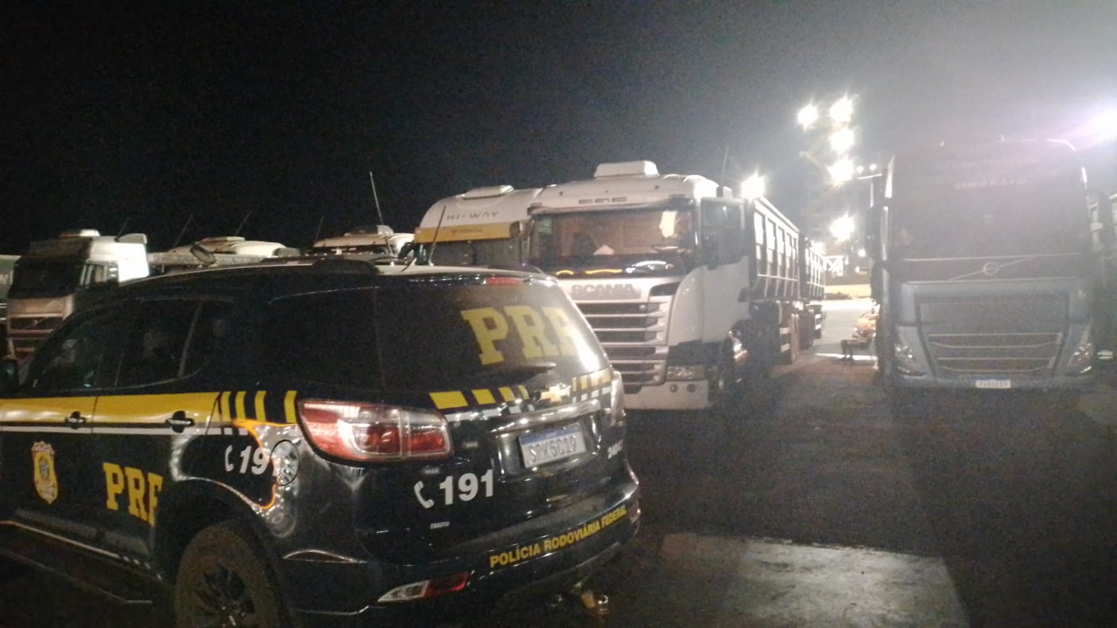 PRF apreende 450 mil maços de cigarros contrabandeados em Sidrolândia (MS)