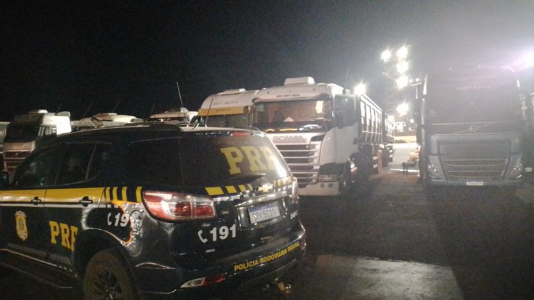 PRF apreende 450 mil maços de cigarros contrabandeados em Sidrolândia (MS)