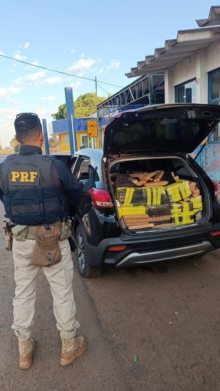 PRF apreende 804 kg de maconha e recupera veículo em Ivinhema (MS)