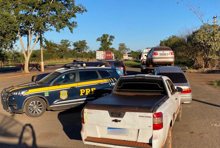 PRF e Receita Federal do Brasil apreendem veículos e produtos contrabandeados em Nova Alvorada do Sul