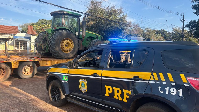 PRF recupera trator furtado com ajudo do Sinal Agro em Campo Grande (MS)