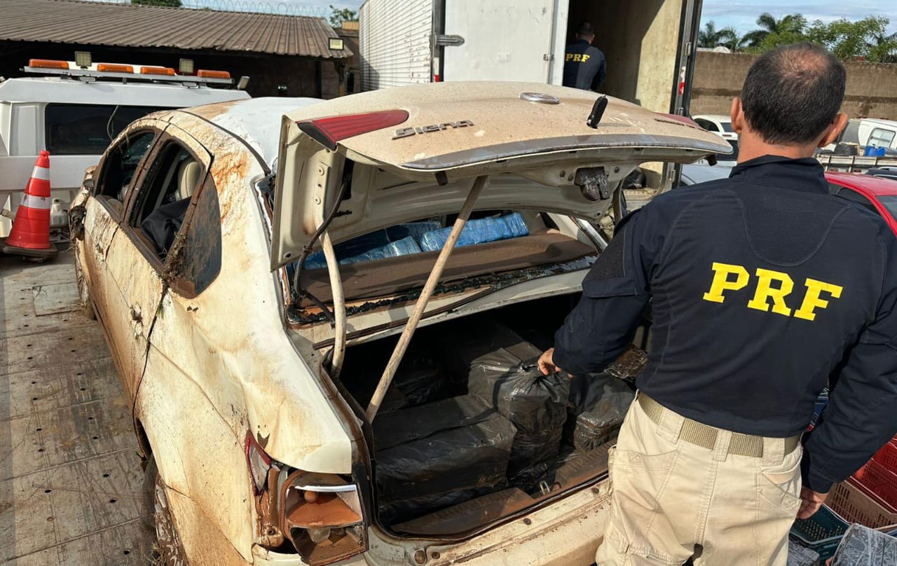 PRF apreende 1,3 tonelada de maconha após tentativa de fuga em Campo Grande Fiat/Siena carregado com maconha