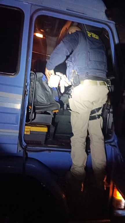 PRF apreende 106 Kg de drogas, armas e munições em Bataguassu (MS).jpg