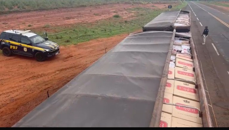 PRF apreende 350 mil maços de cigarros em Paranaíba (MS).jpg