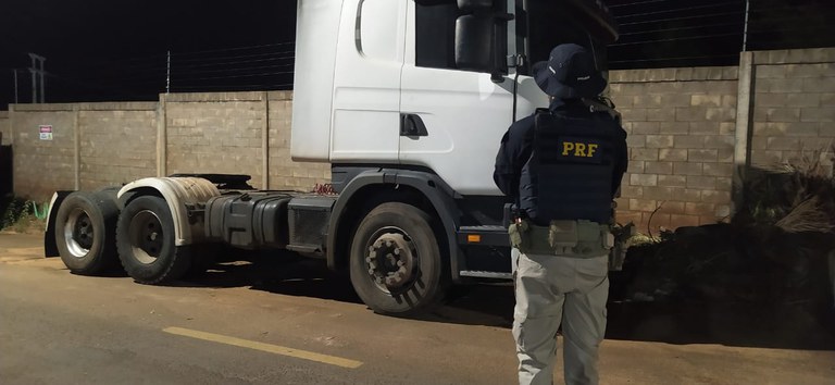 PRF apreende em Água Clara (MS) caminhão utilizado em golpes de falso roubo de cargas em GO.jpg