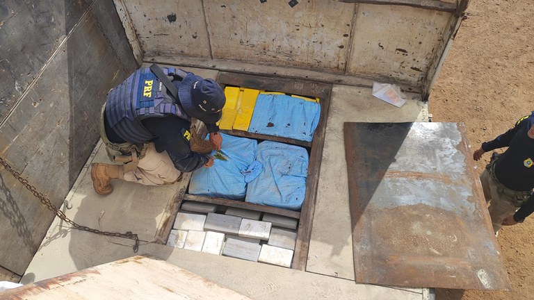 PRF apreende 220 Kg de cocaína em Terenos (MS).jpg