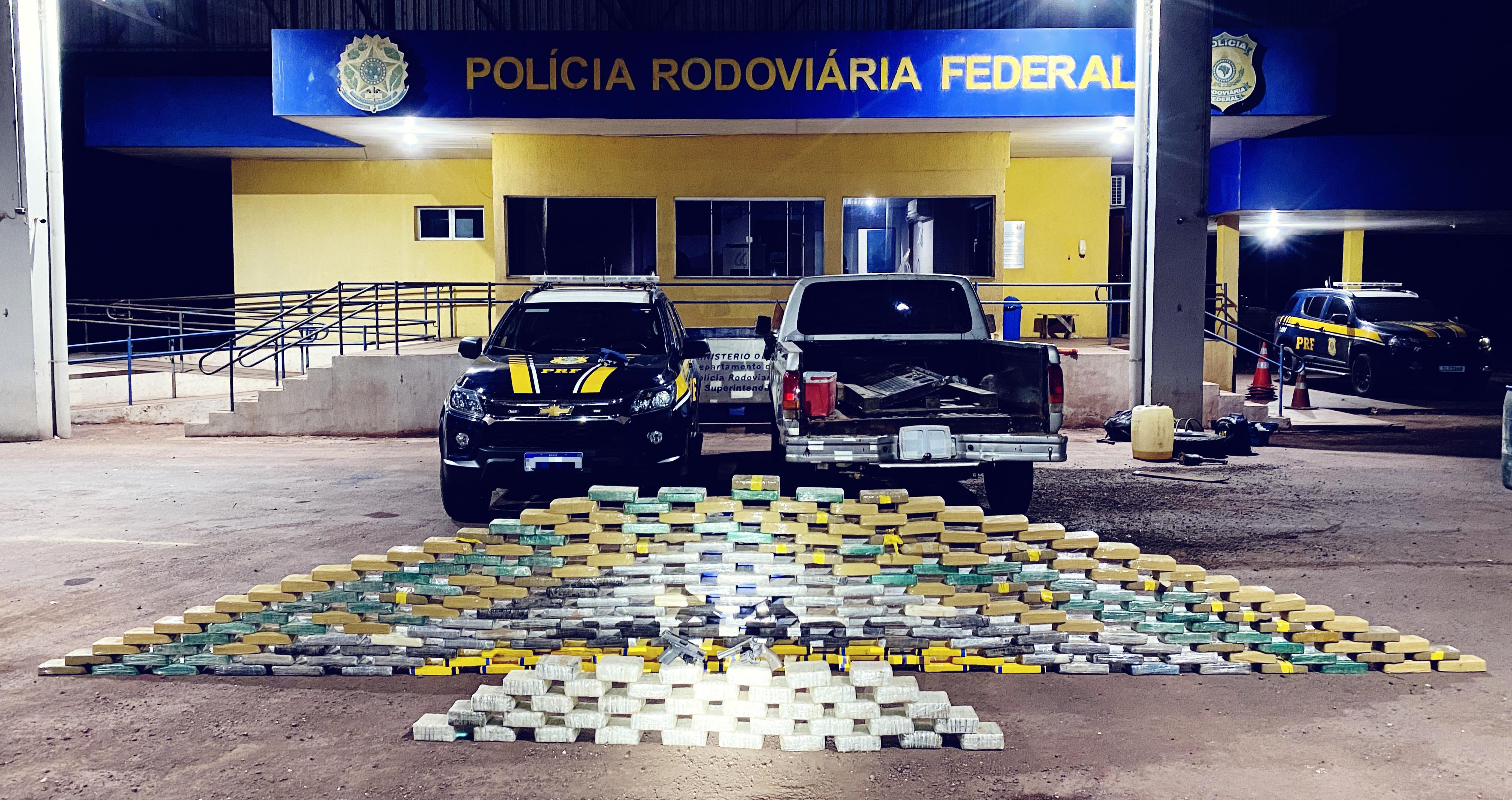 PRF apreende 295 Kg de drogas e armas em Miranda (MS).jpg