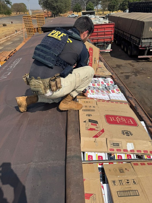 PRF apreende 350 mil maços de cigarros em Inocência (MS)2.jpg