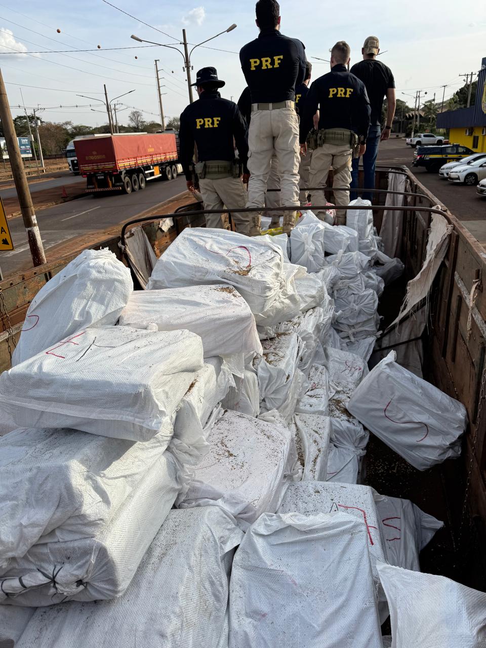 PRF apreende mais de 7 toneladas de maconha em Maracaju (MS).jpg