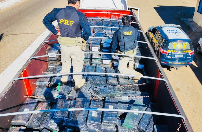 PRF apreende 3,3 toneladas de maconha em Bataguassu (MS).jpg