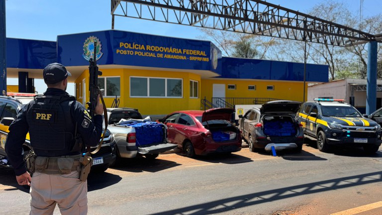 PRF apreende três veículos com mais de uma tonelada de maconha em Ivinhema (MS).jpg