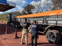PRF e Receita Federal apreendem 19,2 mil litros de insumos para refino de cocaína em Corumbá (MS)