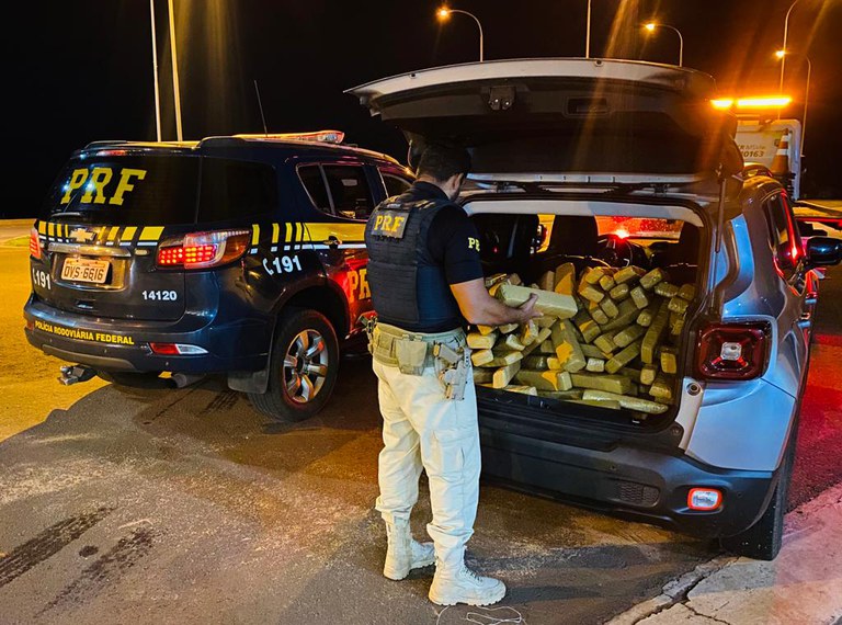 PRF apreende 123 Kg de maconha e recupera veículo em Eldorado (MS)