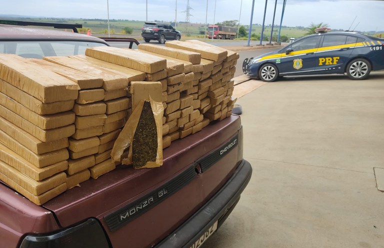PRF apreende 114,9 Kg de maconha em Eldorado (MS)
