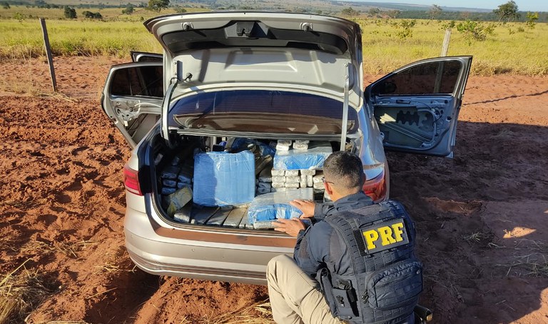 PRF apreende 322 Kg de maconha e prende batedor em Água Clara (MS)