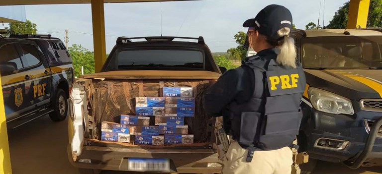 PRF apreende picape lotada com 25 mil maços de cigarros na BR-163