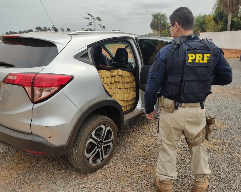 PRF apreende 1.003 Kg de maconha e prende batedores em Guia Lopes da Laguna (MS)