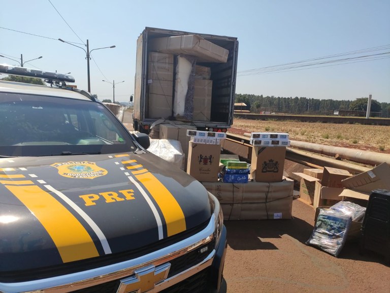PRF apreende 500 mil maços de cigarros em Dourados (MS)