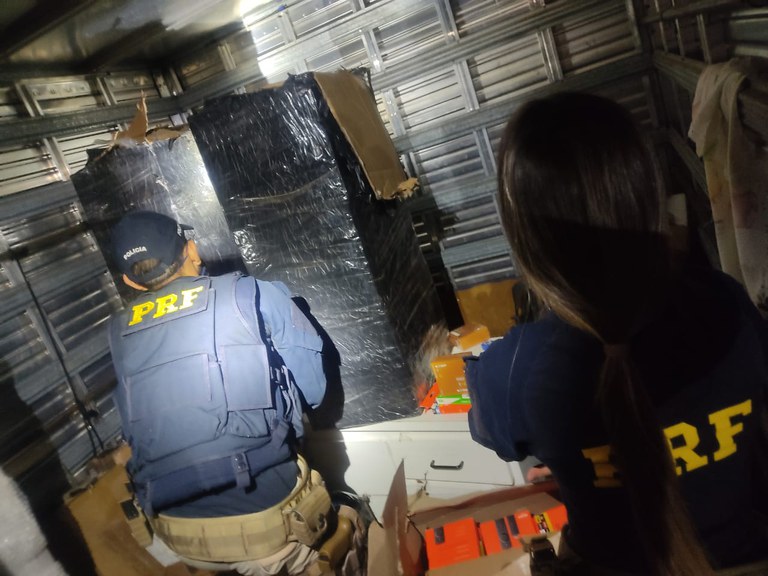 PRF apreende eletrônicos contrabandeados em caminhão de mudança em Selvíria (MS)