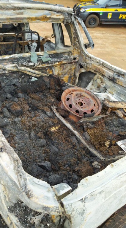 PRF apreende maconha em veículo queimado em Ponta Porã (MS)