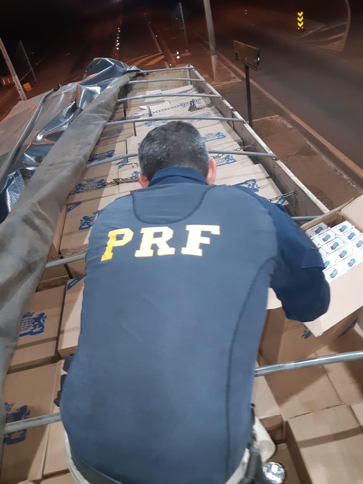 PRF apreende 350 mil maços de cigarros contrabandeados em Rio Brilhante (MS)