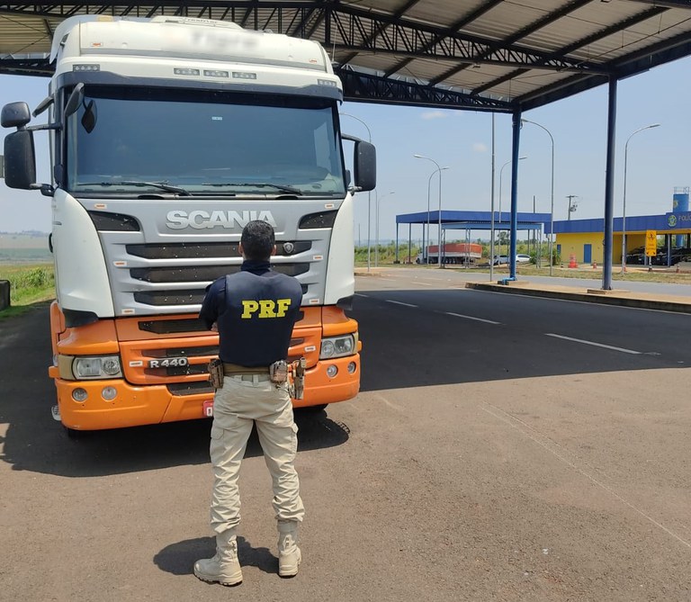 PRF recupera carreta e prende motorista sob efeito de anfetamina em Mundo Novo (MS)2