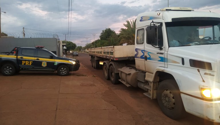 PRF recupera carreta em Nova Alvorada do Sul (MS).jpeg