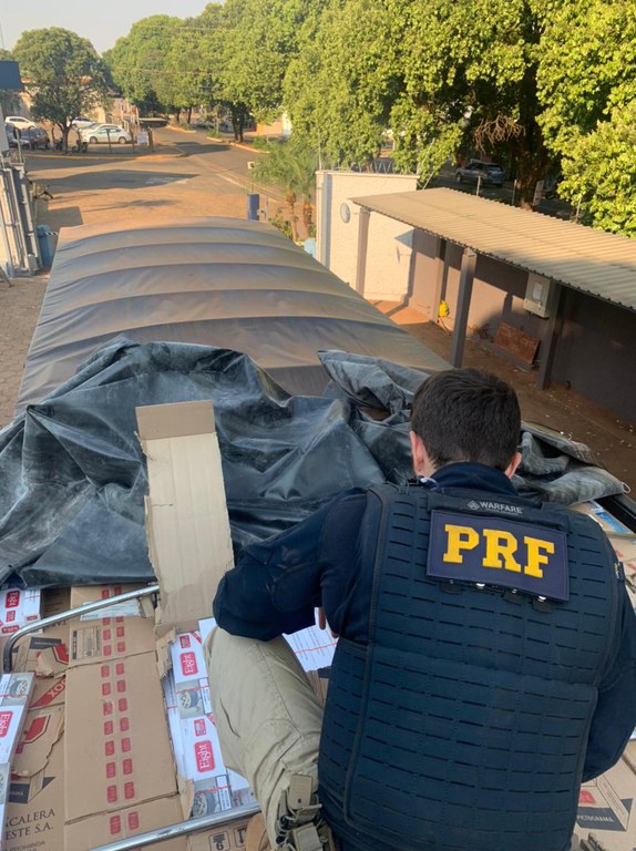 PRF apreende 250 mil maços de cigarros em Terenos (MS)