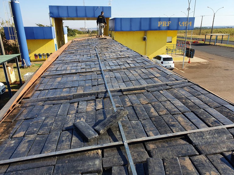 PRF apreende quase 2 toneladas de maconha em Naviraí (MS)