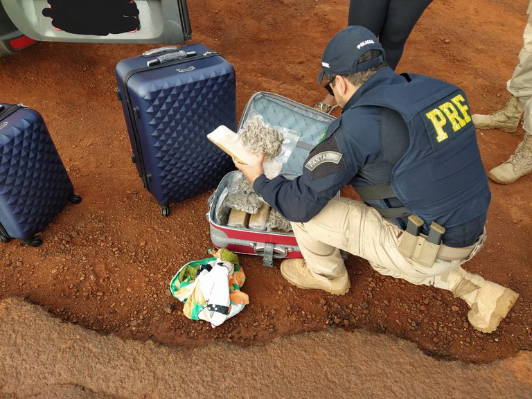 PRF apreende 13 Kg de maconha e 2 Kg de skunk em van na BR-267