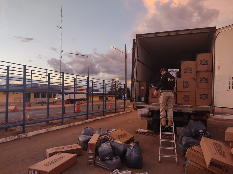 PRF apreende 350 mil maços de cigarro contrabandeados em Coxim (MS)