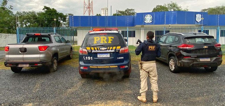 PRF frustra golpe em locadoras e recupera dois veículos na BR-262