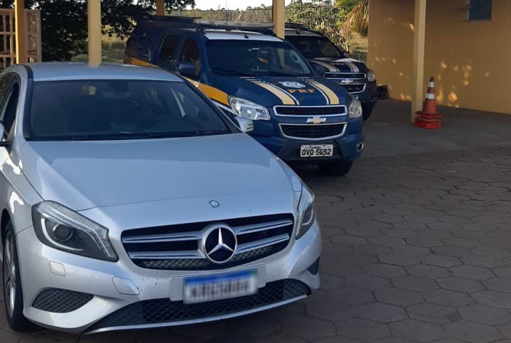 PRF recupera veículo de luxo roubado no Rio de Janeiro