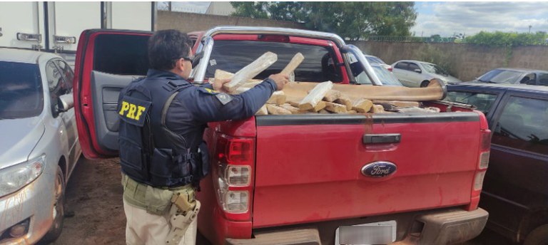 PRF apreende 1,1 tonelada de maconha e recupera caminhonete em Campo Grande (MS)