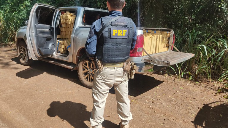 PRF apreende 1,6 tonelada de maconha e recupera caminhonete em Jardim (MS)
