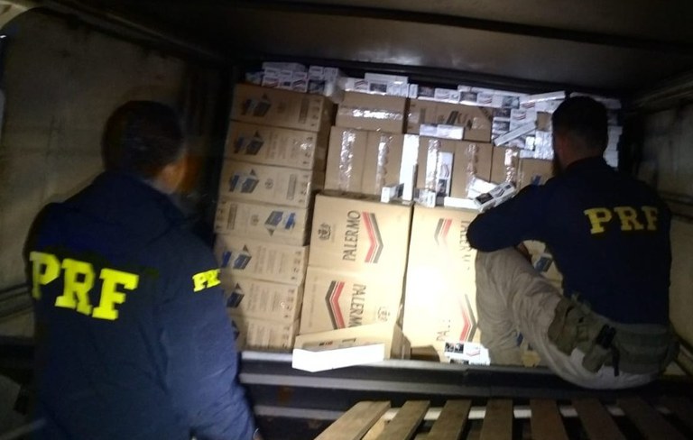 PRF apreende 75 mil maços de cigarros em Eldorado (MS)