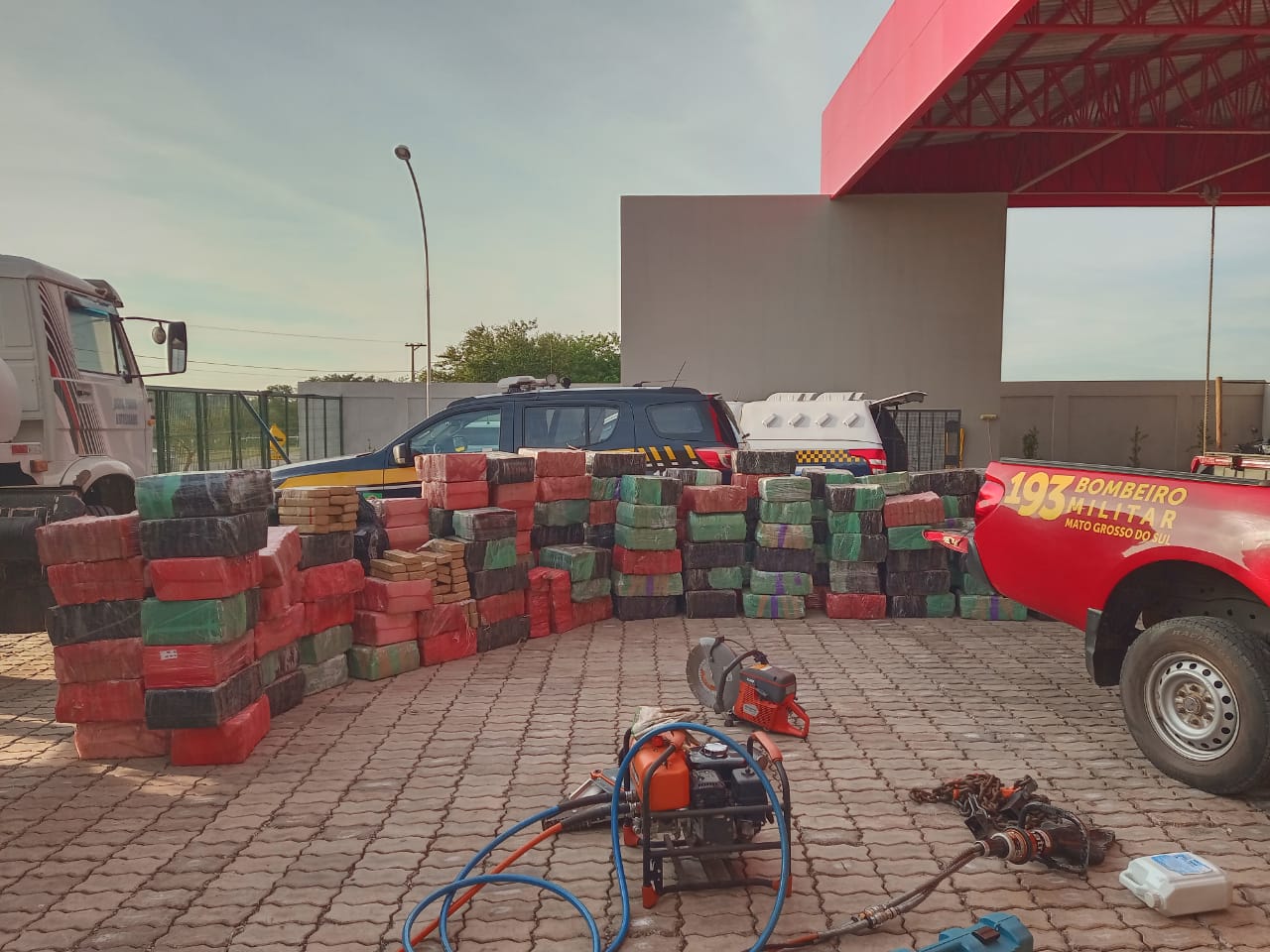 PRF e PM apreendem 3,2 toneladas de maconha em Bonito (MS)2