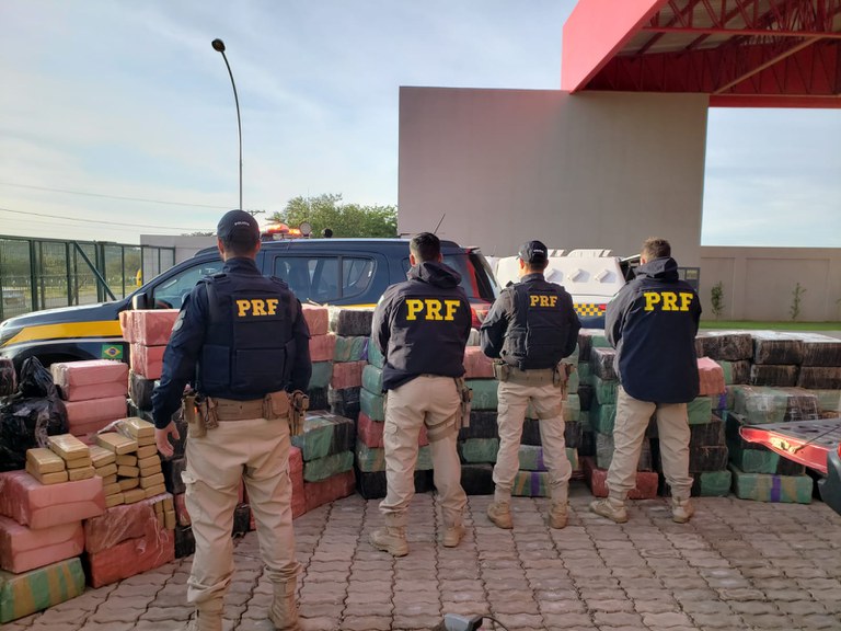 PRF e PM apreendem 3,2 toneladas de maconha em Bonito (MS)