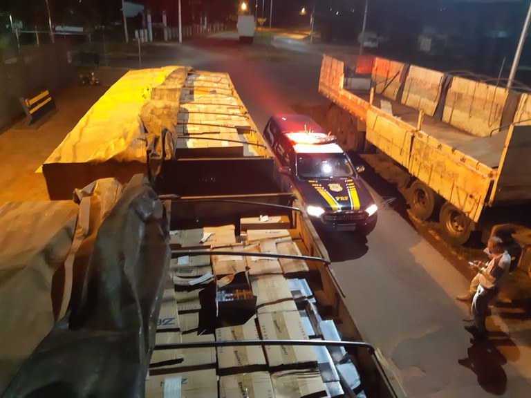 PRF apreende 450 mil maços de cigarro contrabandeados em Tacuru (MS)