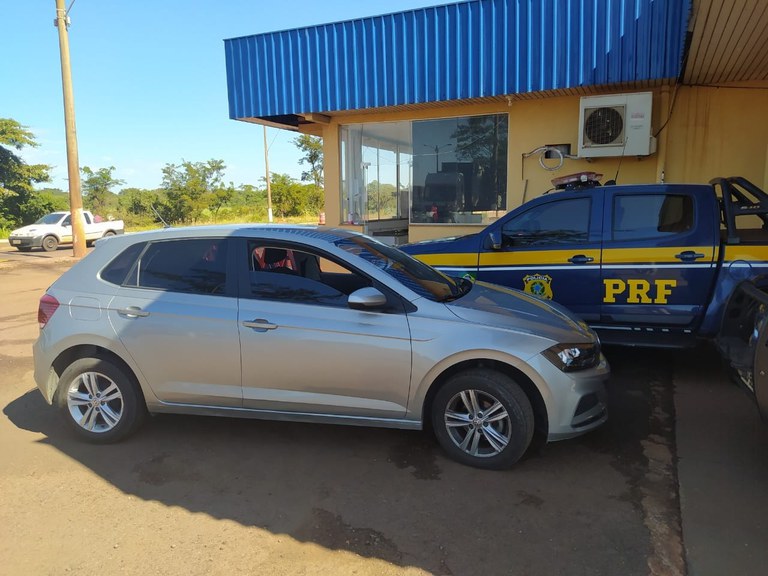 PRF recupera em Nova Alvorada do Sul (MS) veículo com registro de roubo e prende dois homens