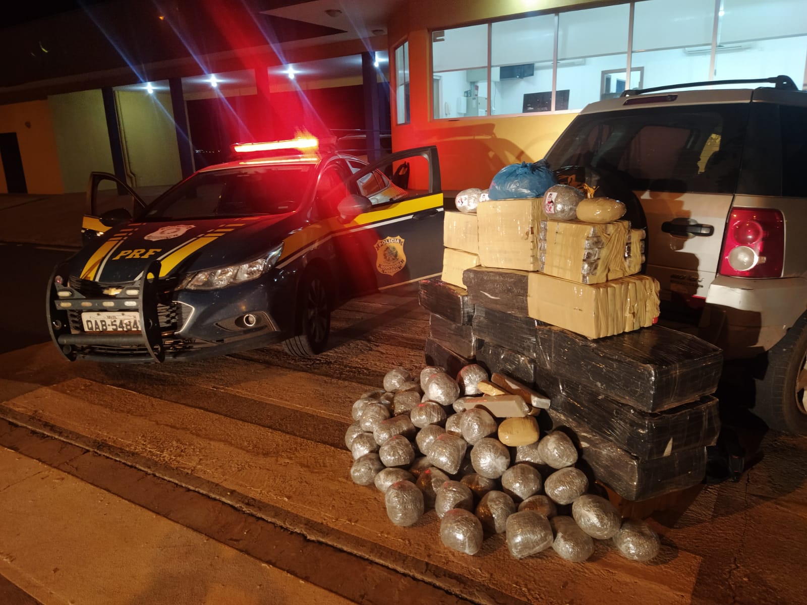 PRF apreende 410 Kg de maconha e skunk em Caarapó (MS)2