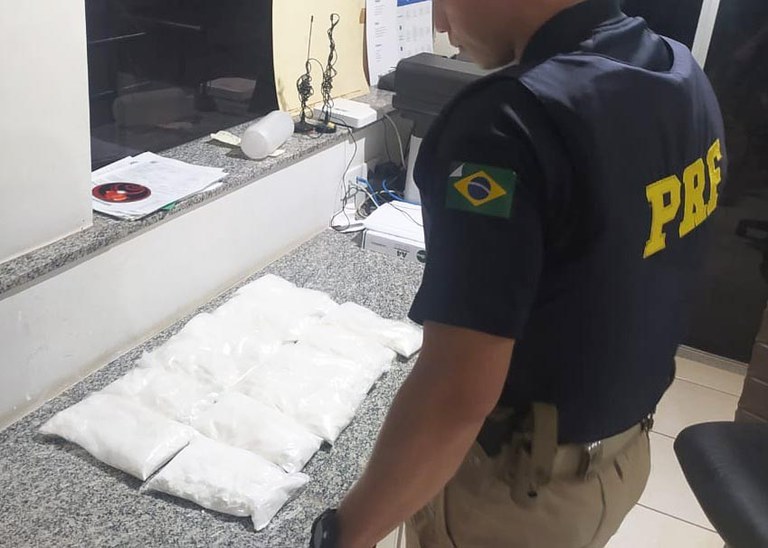 PRF apreende 6 Kg de cocaína com dupla em Miranda (MS)