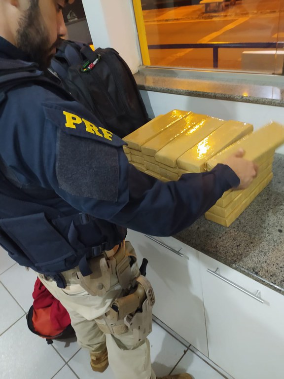 PRF apreende 30 Kg de maconha com passageiro de ônibus na BR-163